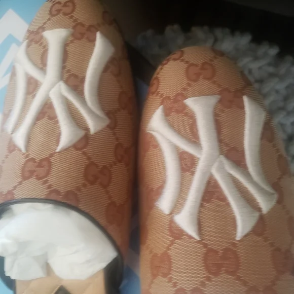 Gucci Princeton Supreme NY Yankees Patch Mules/Slides - Picture 2 of 9